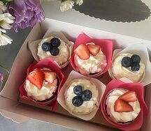 Капкейки Ассорти с клубникой и голубикой