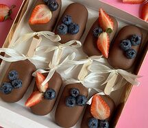 Набор чизкейков в молочном шоколаде со свежими ягодами