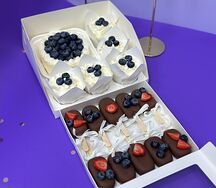 Комбо-набор Бенто-тортик и 5 капкейков со свежими ягодами и 10 чизкейков со свежими ягодами 