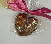 Сердце из молочного шоколада с миндалем и рисовыми шариками 