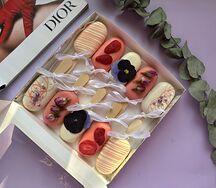 Набор Бело-розовых чизкейков на палочке с цветами