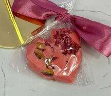 Розовое Сердечко из белого шоколада с малиной и фисташками