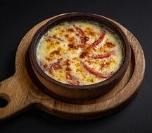 Сулугуни, запеченный с томатами
