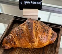 Круассан с фисташковым кремом