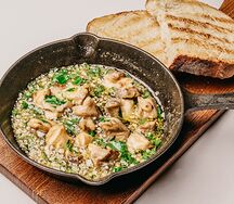 Рапан с чесноком и петрушкой
