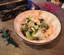 Салат с креветками, рукколой и авокадо