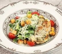 Салат Цезарь с куриной грудкой