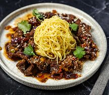 Говядина с овощами и перечным соусом