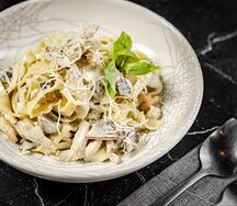 Фетучини с курицей и грибами