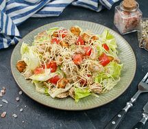 Салат Цезарь с курицей