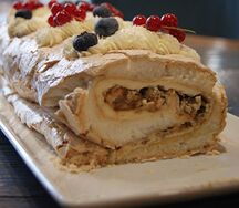 Рулет меренговый с манговой начинкой