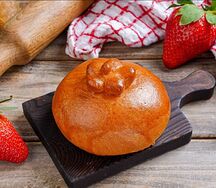 Пирожок с клубникой