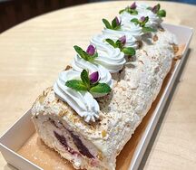 Меренговый рулет Вишня-Орех