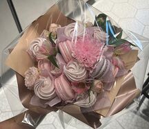 Букет зефирный с цветами