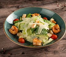 Салат Цезарь с креветками