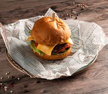 Стейк бургер с говяжьими медальонами халяль и картофелем