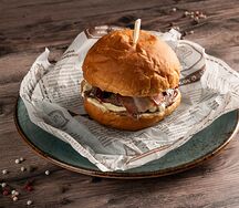 Бургер с беконом, вишневым соусом и картофелем