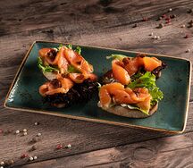 Брускетта с лососем