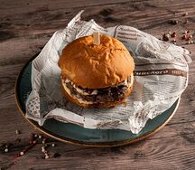 Бургер с вишневым соусом халяль и картофелем