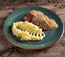Медальоны из телятины с картофельным пюре и грибным соусом