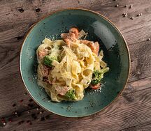 Феттуччине с лососем и брокколи