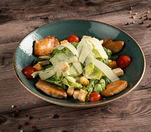 Салат Цезарь с куриной грудкой