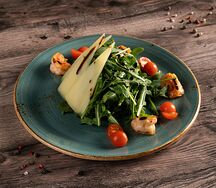 Салат руккола с креветками