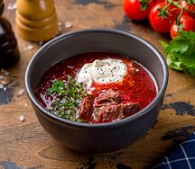 Борщ с мясом и сметаной