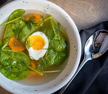 Куриный суп со шпинатом и трюфельным маслом