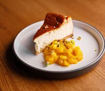 Чизкейк с манго и фисташкой