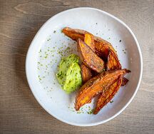 Запеченный батат с кленовым сиропом и гуакамоле