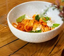 Спагетти с томатами, креветкой и страчателлой