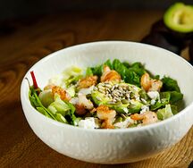 Зеленый салат с авокадо, креветкой и соусом понзу