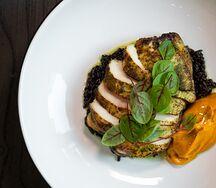 Куриная грудка с черным рисом и кремом из моркови