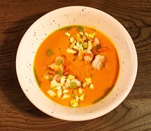 Тыквенный суп с креветками и копченым сыром