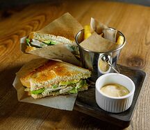 Сэндвич с куриной грудкой, авокадо и трюфельным соуом