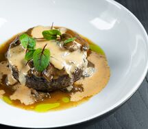 Бифштекс с грибами и трюфельным соусом