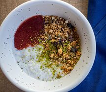 Рисовая каша на кокосовом молоке с домашней гранолой и кислой вишней