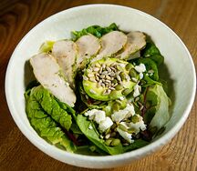 Зелёный салат с авокадо, куриной грудкой и соусом понзу