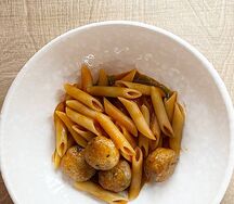 Паста с фрикадельками в томатном соусе