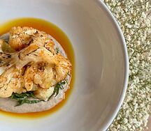 Стейк из цветной капусты с ореховым соусом баже