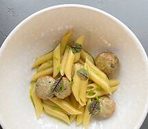 Паста с фрикадельками в сливочном соусе