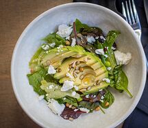 Зеленый салат с авокадо и соусом понзу