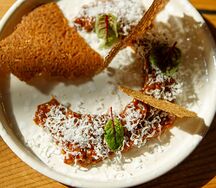 Пряный тартар из говядины с гречишными чипсами и пармезаном