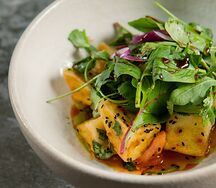 Хрустящий баклажан с томатом, травами и сладким чили соусом