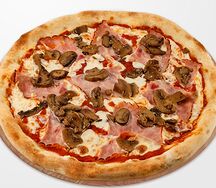 Пицца с грибами и ветчиной