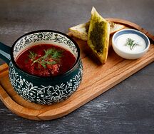 Борщ с чесночными гренками