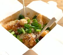 Токпокки с креветками в кисло-сладком остром соусе