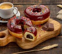 Донат с шоколадной начинкой