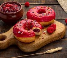 Донат с малиновой начинкой